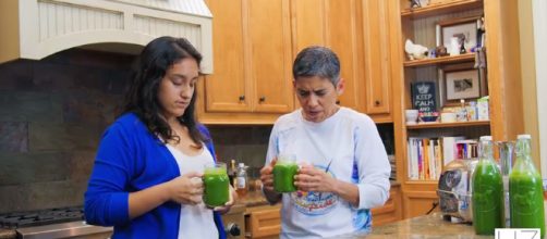 Mari Lopez (a destra) con la nipote Liz in un video: pregano prima di bere un estratto come terapia anticancro.