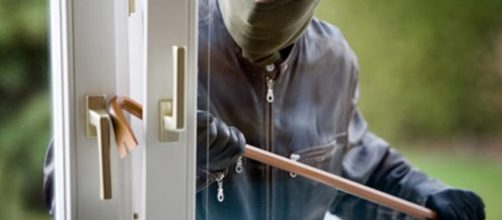 Rapina con sequestro di persona, si cercano i malviventi