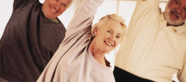 Abuelos en estiramientos para su bienestar Abuelos en estiramientos para su bienestar