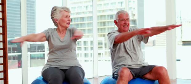 Adultos estirándose y poniéndose en forma Adultos estirándose y poniéndose en forma
