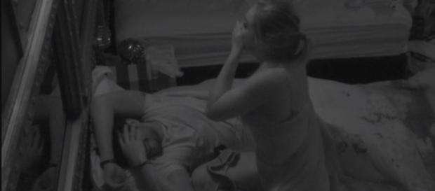 BBB18: Jéssica tenta agarrar Lucas à força e acaba humilhada; 'Doida'. (Foto Reprodução) BBB18: Jéssica tenta agarrar Lucas à força e acaba humilhada; 'Doida'. (Foto Reprodução)