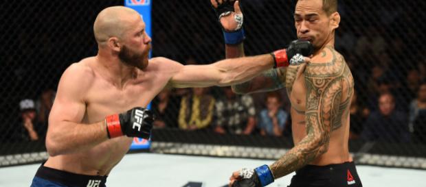 Cerrone sigue sumando victorias por TKO en su carrera. FanSided.com. Cerrone sigue sumando victorias por TKO en su carrera. FanSided.com.