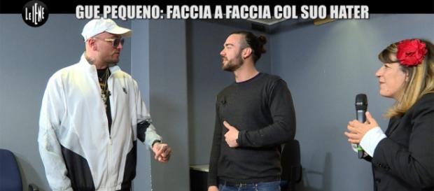 Gue Pequeno durante l'incontro con il hater Gue Pequeno durante l'incontro con il hater