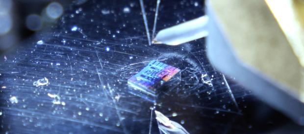 Il microchip dell'Istituto TeCIP contenente il modulatore in silicio e grafene Il microchip dell'Istituto TeCIP contenente il modulatore in silicio e grafene