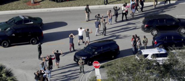 Imágenes tras el tiroteo en una secundaria de Florida - Proceso - com.mx Imágenes tras el tiroteo en una secundaria de Florida - Proceso - com.mx