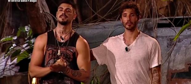 Isola, De Martino coinvolto nel canna-gate con Monte: Stefano chiama la Marcuzzi Isola, De Martino coinvolto nel canna-gate con Monte: Stefano chiama la Marcuzzi