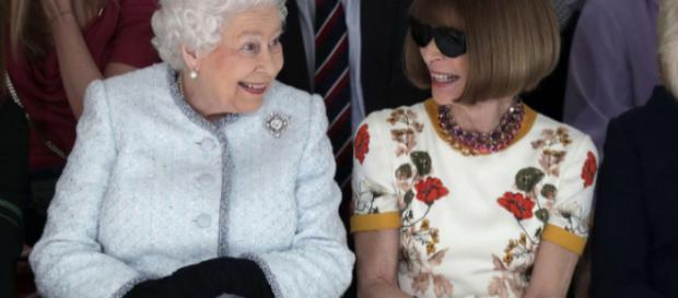 La reina Isabel II y Anna Wintour a la vanguardia del desfile de Richard Quinn el 20 de febrero de 2018. La reina Isabel II y Anna Wintour a la vanguardia del desfile de Richard Quinn el 20 de febrero de 2018.
