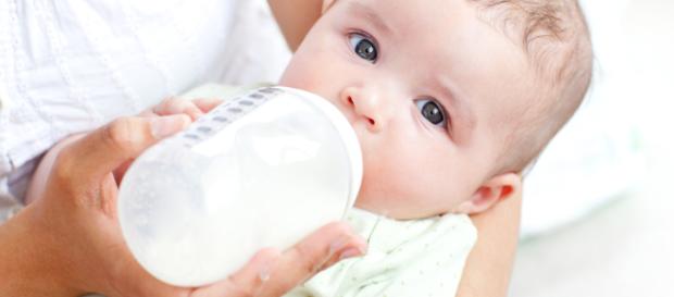 Lactancia artificial para bebés cuando falta la leche materna. Lactancia artificial para bebés cuando falta la leche materna.
