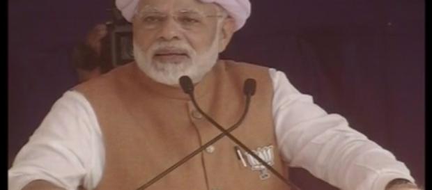 Narendra Modi in Gujarat LIVE: PM Counters Cong's Chaiwala Jibe ... - (Image via news18.com/Youtube) Narendra Modi in Gujarat LIVE: PM Counters Cong's Chaiwala Jibe ... - (Image via news18.com/Youtube)