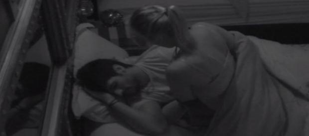 Sentada na cama do empresário, a personal trainer foi dar um beijo na boca dele, que virou o rosto Sentada na cama do empresário, a personal trainer foi dar um beijo na boca dele, que virou o rosto