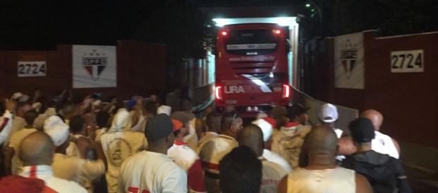 Torcedores aguardaram a chegada da deleção no portão do CT Torcedores aguardaram a chegada da deleção no portão do CT
