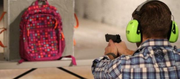 Tras el tiroteo de Florida muchas empresas han incrementado la venta de mochilas a prueba de bala. GETTY IMAGES Tras el tiroteo de Florida muchas empresas han incrementado la venta de mochilas a prueba de bala. GETTY IMAGES