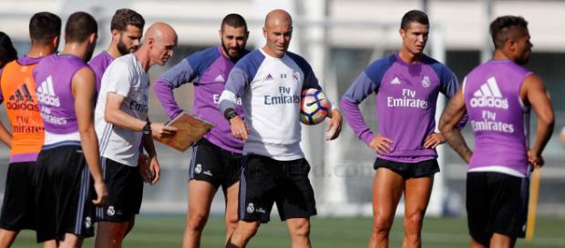 Zinedine Zidane durante un entrenamiento del Real Madrid Zinedine Zidane durante un entrenamiento del Real Madrid