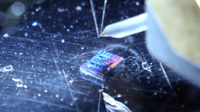 Il microchip dell'Istituto TeCIP contenente il modulatore in silicio e grafene