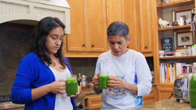 Mari Lopez (a destra) con la nipote Liz in un video: pregano prima di bere un estratto come terapia anticancro.
