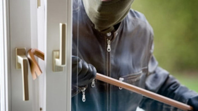 Rapina con sequestro di persona, si cercano i malviventi