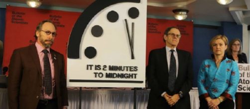 Gli scienziati Lawrence Krauss (a sinistra) e Robert Rosner (al centro) presentano il Doomsday Clock (fonte medium.com)