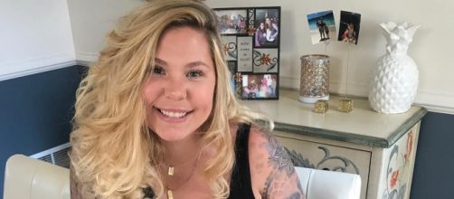 Kailyn Lowry poses at her Delaware home. [Photo via Facebook]