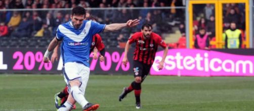 Nella foto, della Lega B, Caracciolo calcia il rigore che darà al Brescia la vittoria contro il Foggia.