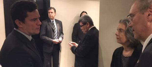 A promessa da ministra ao juiz se mantém firme A promessa da ministra ao juiz se mantém firme
