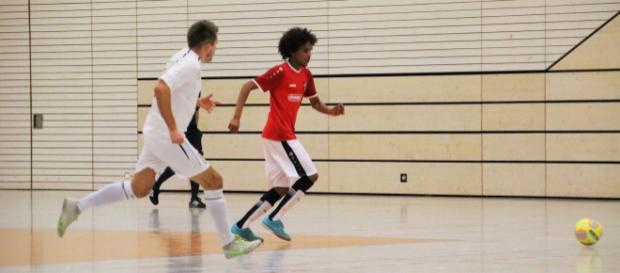 Abraham Kefete Tikabo (rechts) gehört bei Hallenmeister FC Union Erfurt zu den technisch besten Spielern. Foto: Martin Bogatz Abraham Kefete Tikabo (rechts) gehört bei Hallenmeister FC Union Erfurt zu den technisch besten Spielern. Foto: Martin Bogatz