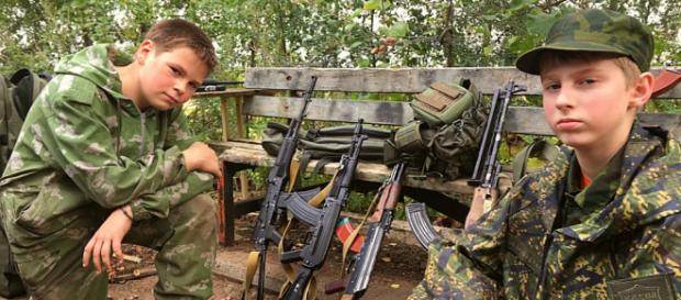 Bei der russischen "Junarmija" werden bereits 8-jährige Kinder an Waffen ausgebildet Bei der russischen "Junarmija" werden bereits 8-jährige Kinder an Waffen ausgebildet