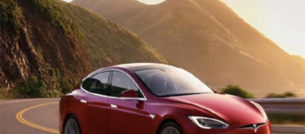 El "Modelo S" de Tesla conducción automática. El "Modelo S" de Tesla conducción automática.