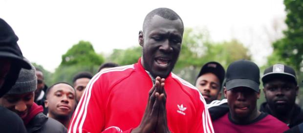 El rapero Stormzy usa palabras atronadoras sobre Theresa May de los premios BRIT El rapero Stormzy usa palabras atronadoras sobre Theresa May de los premios BRIT