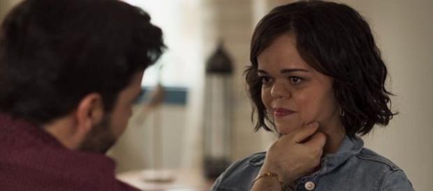 Estela acolhe Amaro (Divulgação/TV Globo) Estela acolhe Amaro (Divulgação/TV Globo)