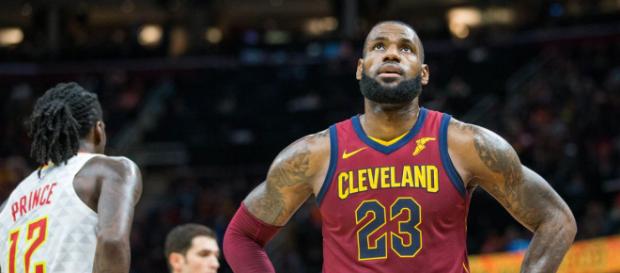 King James mantiene con intriga a los fanáticos King James mantiene con intriga a los fanáticos