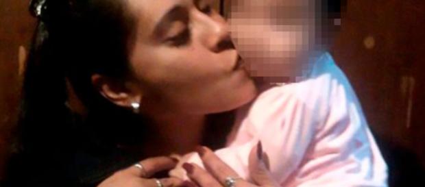 Mãe deixa filha ser abusada por namorado Mãe deixa filha ser abusada por namorado