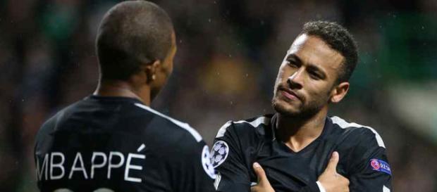 Neymar com seu colega Kylian Mbappé Neymar com seu colega Kylian Mbappé