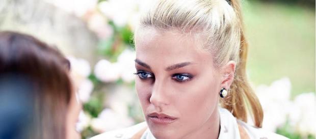 Raffaella DiCaprio, nei panni di Giovanna, ragazza che cerca le sue origini. Raffaella DiCaprio, nei panni di Giovanna, ragazza che cerca le sue origini.