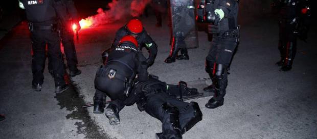 Un 'ertzaina' muere de un infarto en Bilbao tras los altercados Un 'ertzaina' muere de un infarto en Bilbao tras los altercados