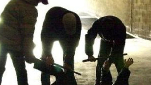 Picchiata e presa a pugni dai compagni: "sei grassa"