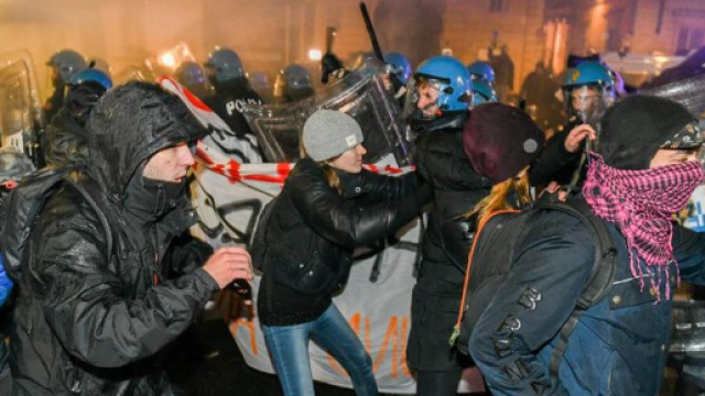 Scontri con la polizia a Torino. Usate bombe con i chiodi