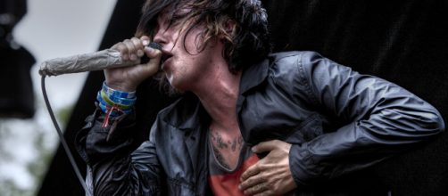 Kellin en el escenario durante su gira