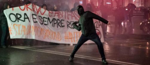 Un'immagine degli scontri di Torino, è tornata la violenza politica tra fascisti e antifascisti?