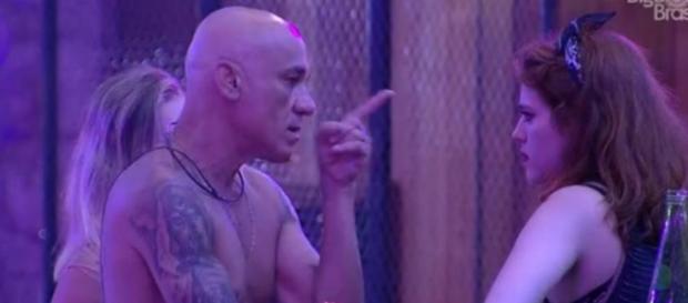 Ayrton e Ana Clara se desentendem no ''BBB18'' Ayrton e Ana Clara se desentendem no ''BBB18''