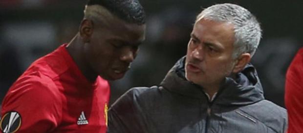 José Mourinho instruye a Pablo Pogba antes de que venga por Ander Herrera José Mourinho instruye a Pablo Pogba antes de que venga por Ander Herrera