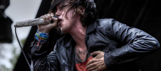Kellin en el escenario durante su gira Kellin en el escenario durante su gira