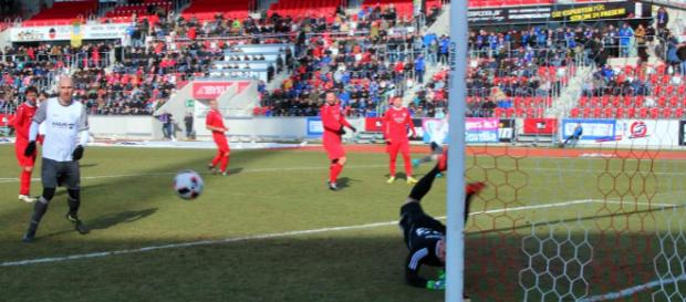 Lache-Keeper Sascha Topf brauchte nicht häufig einzugreifen, war jedoch in Bestform zur Stelle, als es drauf ankam. Foto: Martin Bogatz Lache-Keeper Sascha Topf brauchte nicht häufig einzugreifen, war jedoch in Bestform zur Stelle, als es drauf ankam. Foto: Martin Bogatz