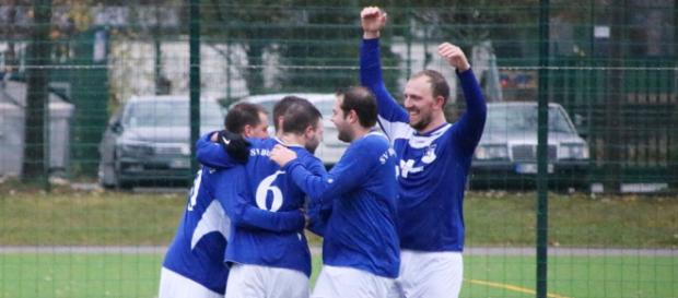 Mit dem 1:1 gegen die starken Marbacher dürften die Kicker des SV Blau-Weiß 52 sehr glücklich gewesen sein. Archivfoto: Martin Bogatz Mit dem 1:1 gegen die starken Marbacher dürften die Kicker des SV Blau-Weiß 52 sehr glücklich gewesen sein. Archivfoto: Martin Bogatz