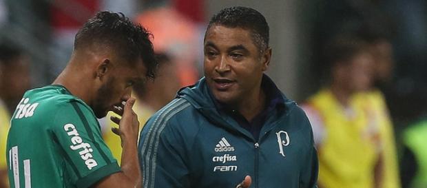 O jogador está à espera de ser colocado em campo. (foto reprodução) O jogador está à espera de ser colocado em campo. (foto reprodução)