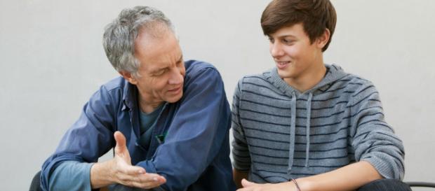 Padres aconsejando a sus hijos hacia el futuro de sus estudios Padres aconsejando a sus hijos hacia el futuro de sus estudios
