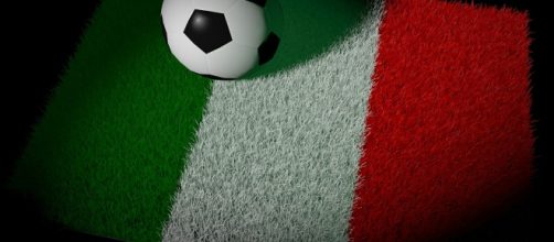 Il pallone e la bandiera italiana.