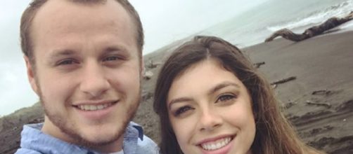 Josiah and Lauren are showing PDA. [image source: Josiah Duggar/Instagram]