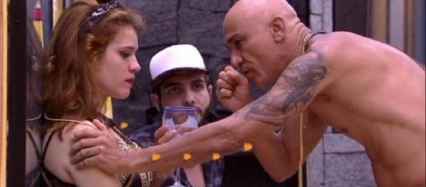 Após agressão, Ana reclama do pai do 'BBB': 'Muito estressante ele aqui' Após agressão, Ana reclama do pai do 'BBB': 'Muito estressante ele aqui'