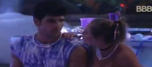 Jéssica e Lucas estão mais envolvidos do que nunca e os internautas não deixam passar nada despercebido Jéssica e Lucas estão mais envolvidos do que nunca e os internautas não deixam passar nada despercebido