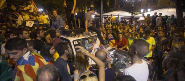 LA SEXTA TV | Noche de tensión en Cataluña: los Mossos escoltan a ... - lasexta.com LA SEXTA TV | Noche de tensión en Cataluña: los Mossos escoltan a ... - lasexta.com